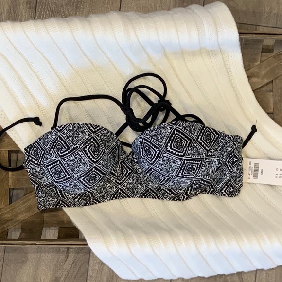 ⭐️Brand New⭐️ 2 piece Hollister Bathing Suit - Picture 2 of 5